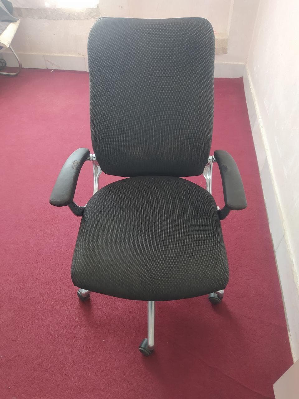 چوکی اداری کاملاً سالم در حد نو